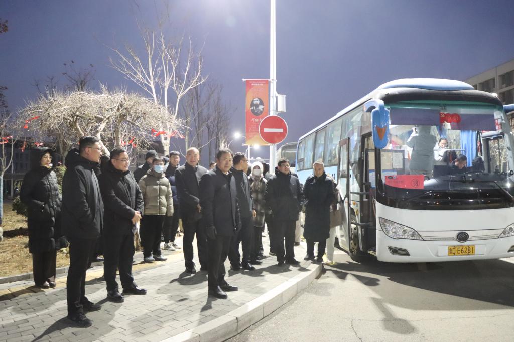 20241221薛城校区考研送考1.JPG
