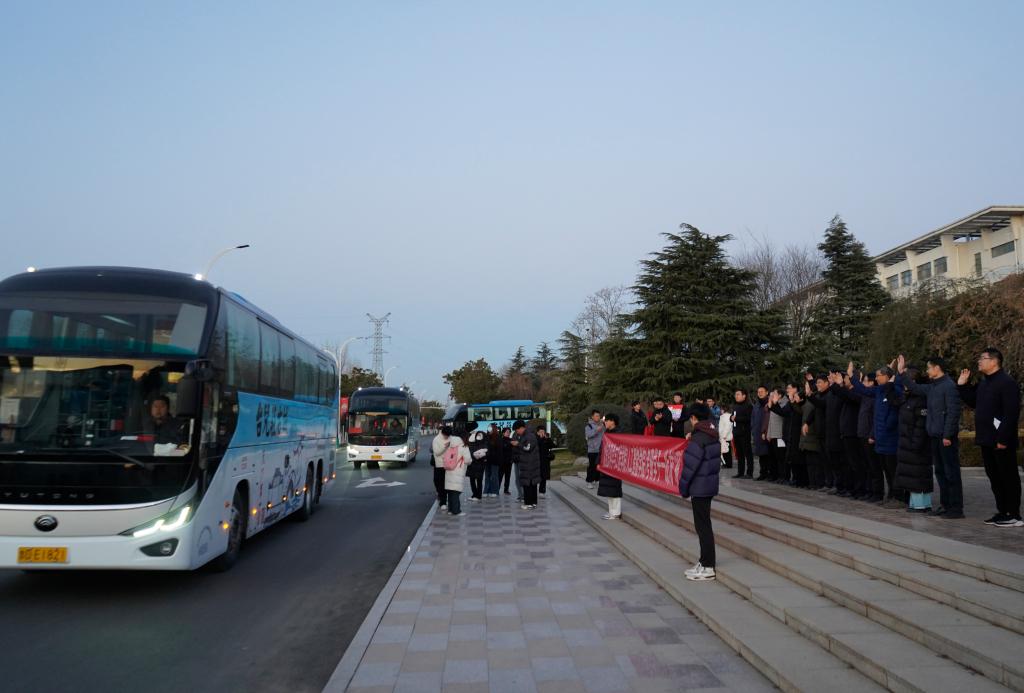20241221市中校区考研送考5.jpg