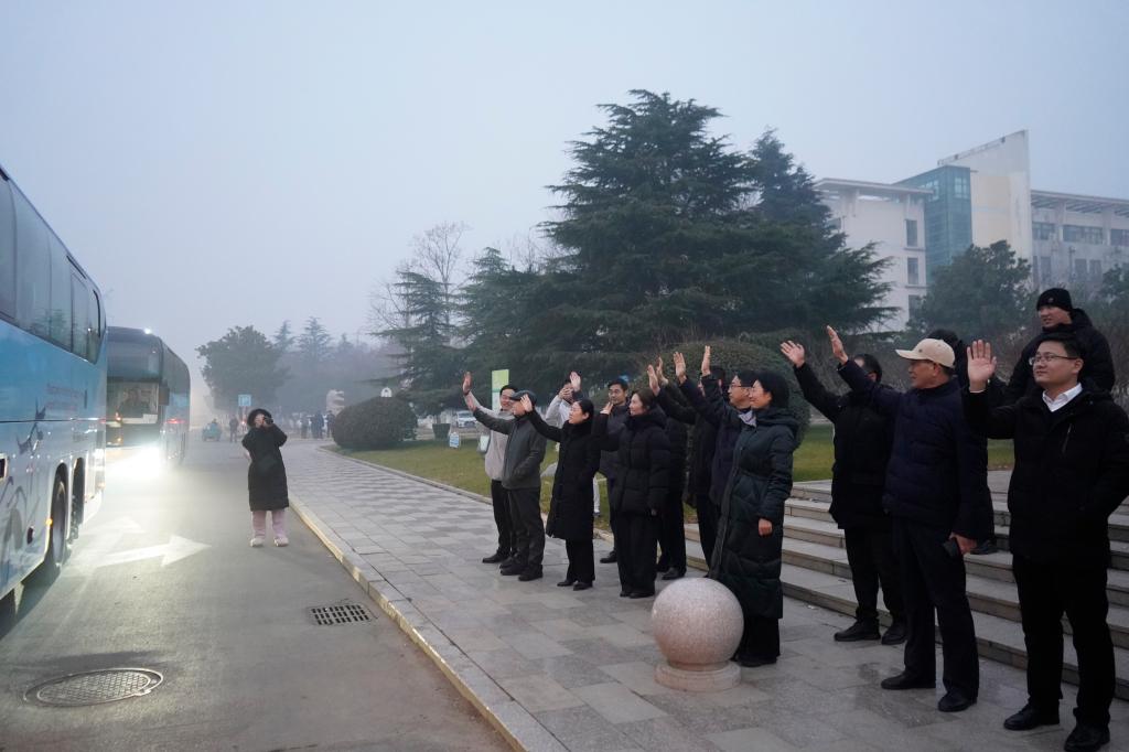 20251220研究生考试市中送考2.JPG