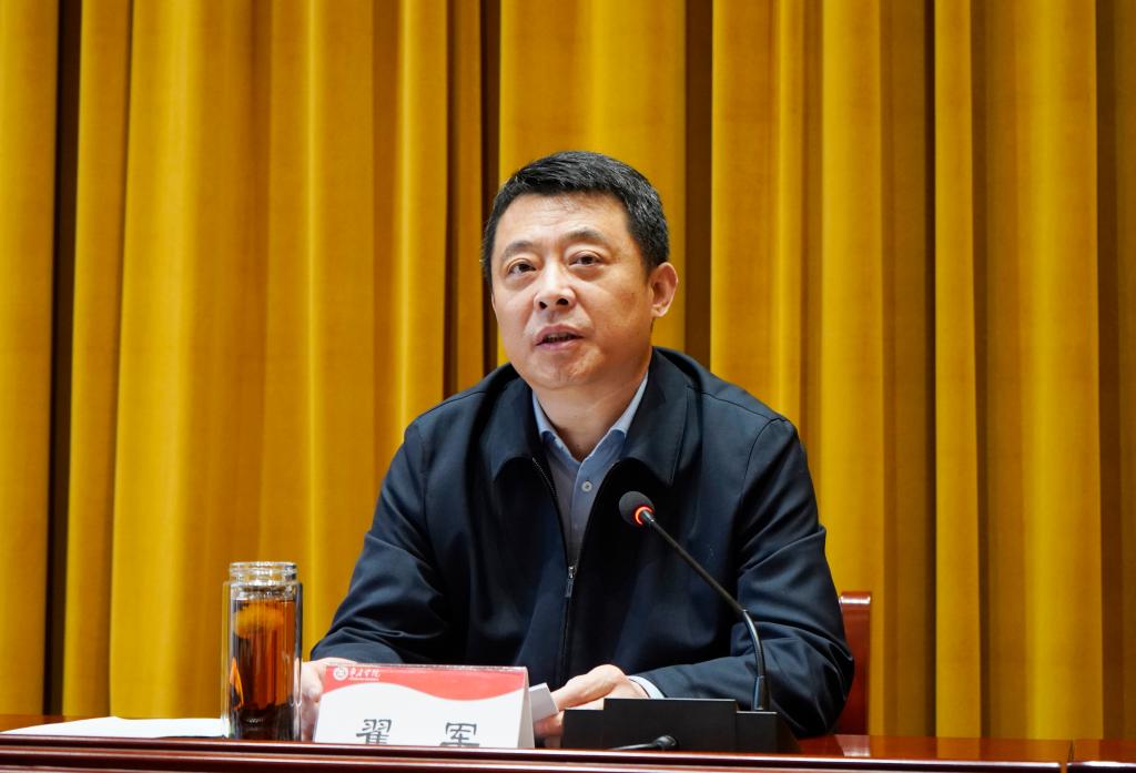 20251217翟军书记为yl88858永利中国师生上思政课4.JPG